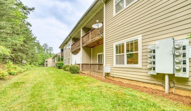 Building Photo - Fletcher condo, 2 bedrooms/2 Bathrooms wit...