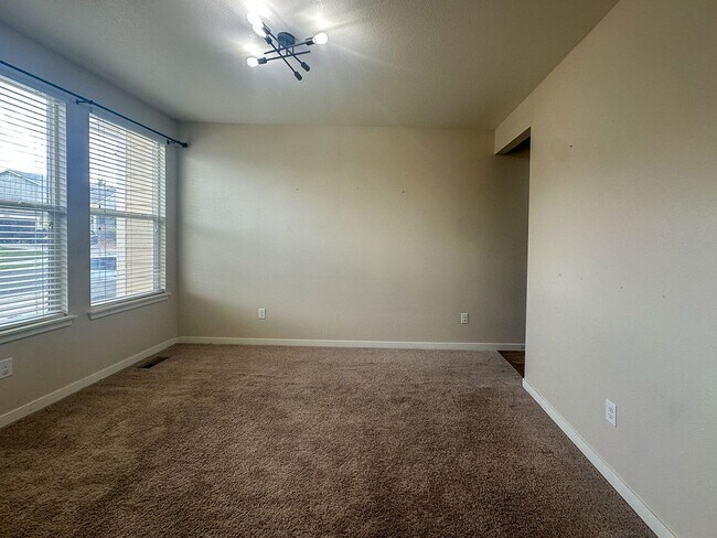 Foto del edificio - This 4bd home is waiting for you!
