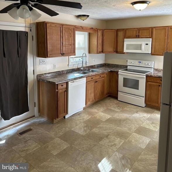 Building Photo - 11653 Cowpoke Cir