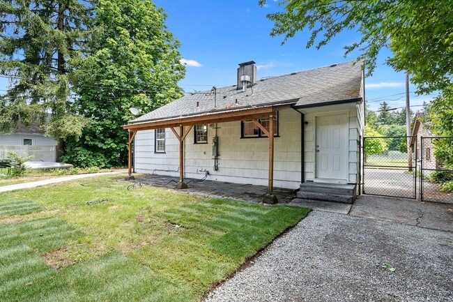 Building Photo - Spacious 4-Bedroom Home in South Capitol O...