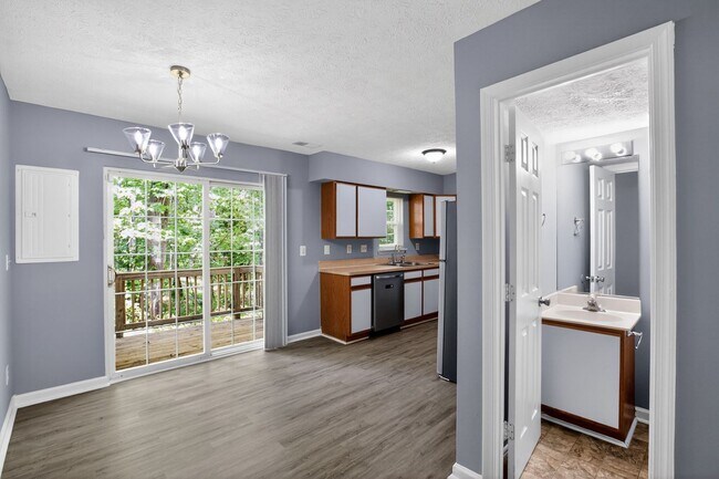 Building Photo - 3 Bedroom Townhouse King George
