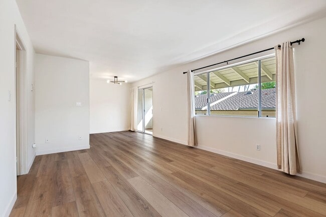 Foto del edificio - The perfect upstairs location down town Santa Barbara!