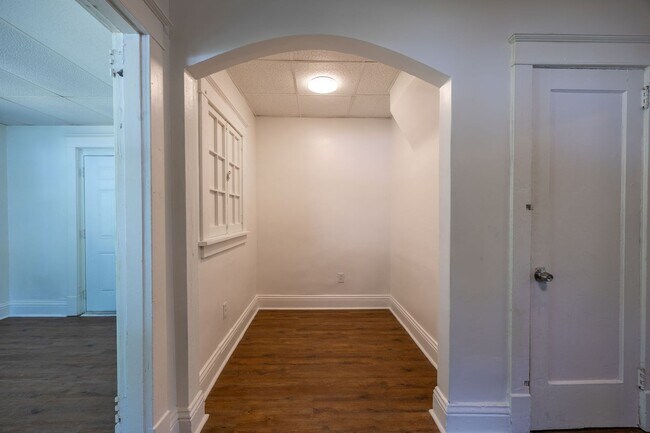 Foto del edificio - Renovated Large 4 Bedroom House in McKeesp...