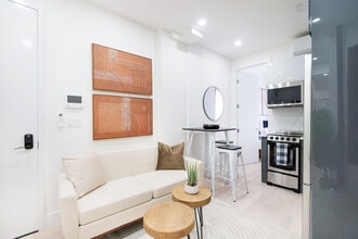Building Photo - 515 W 48th St