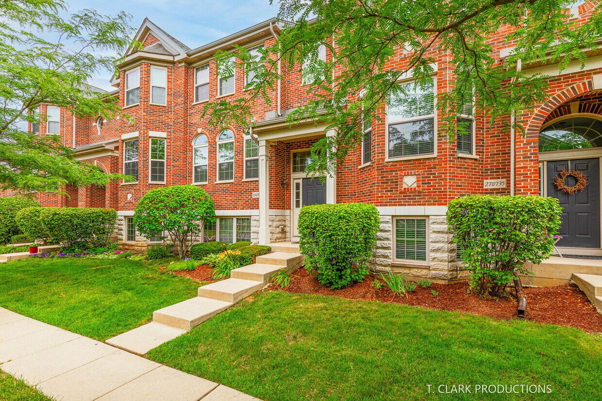 Primary Photo - 27W739 N Meadowview Dr