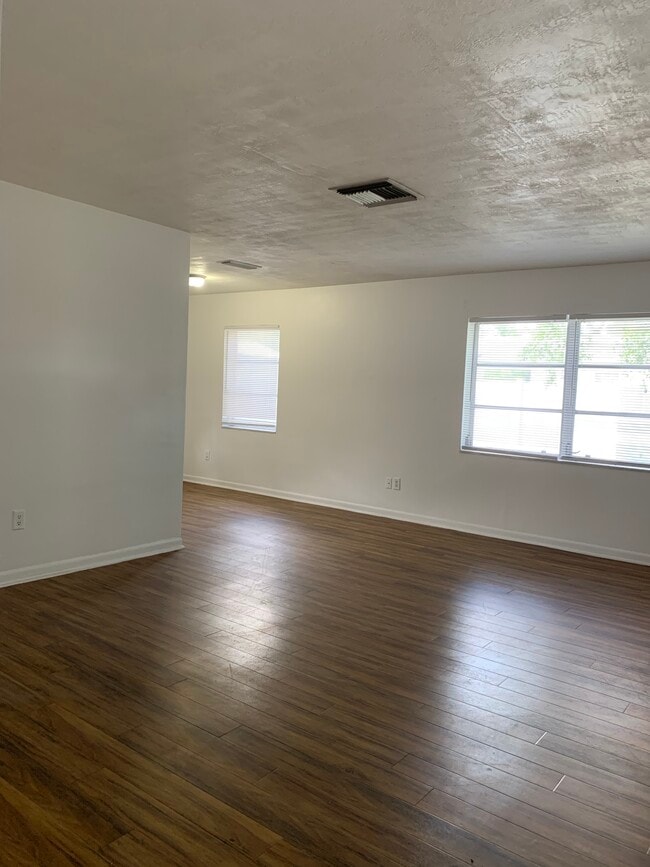 Building Photo - 3/1 in Deltona off Providence Blvd, $1550