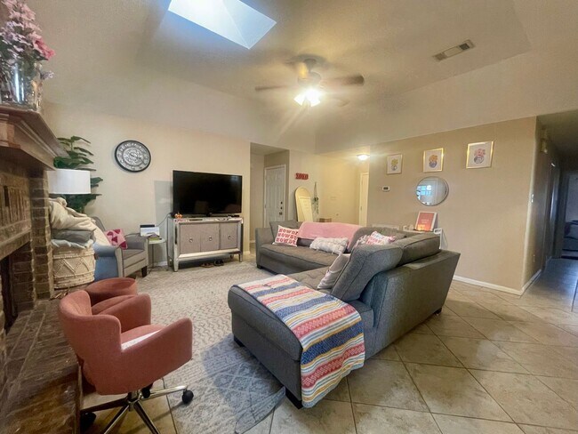 Building Photo - Cute 3 Bed, 2 Bath House Near Sorority Hou...