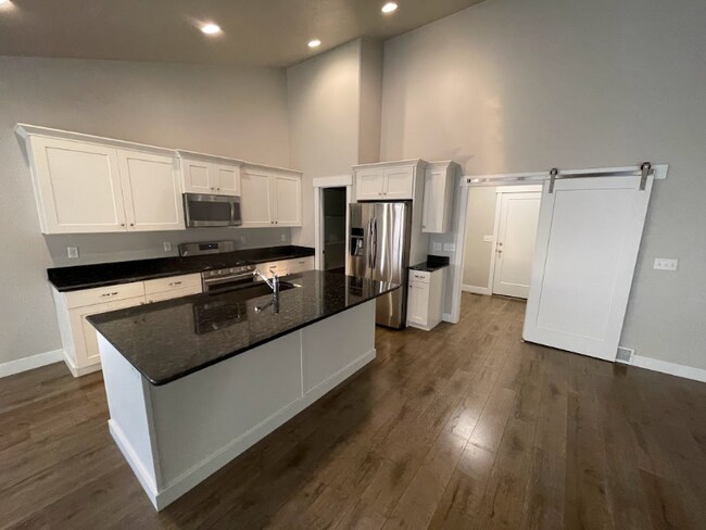 Foto del edificio - 8066 Lakeshore Dr