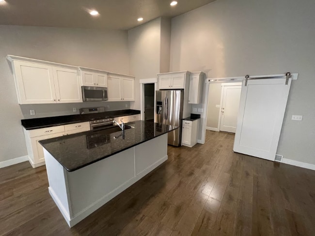 Building Photo - 8066 Lakeshore Dr
