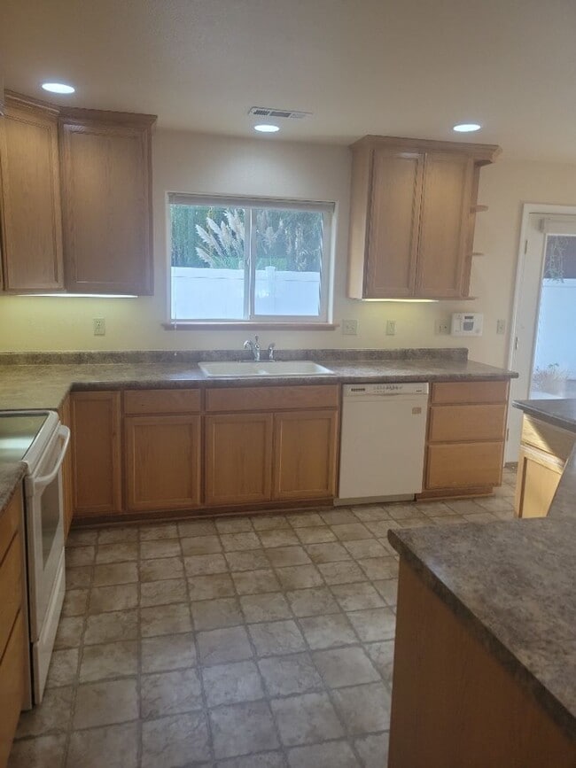 Building Photo - Beautiful 3 bed/2 bath home in Rogue River...