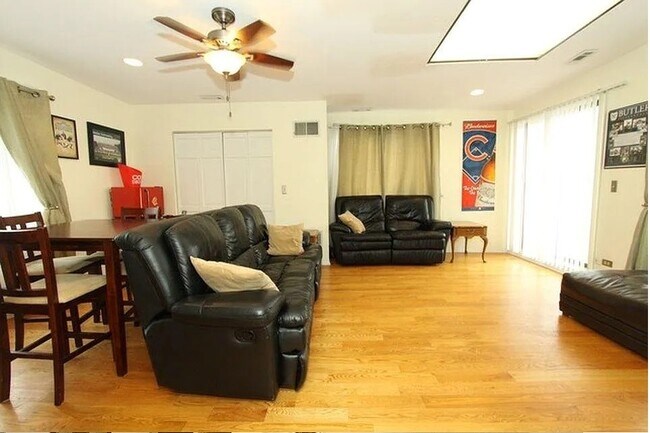 Foto del edificio - 2643 N Southport Ave