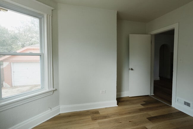 Building Photo - 714 Helmholz Ave