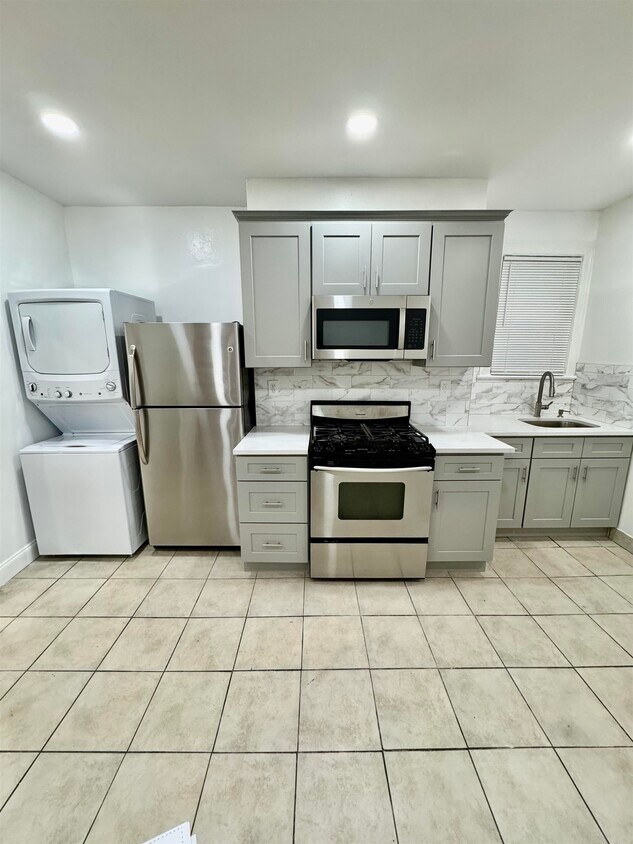 Foto principal - 204 Zabriskie St