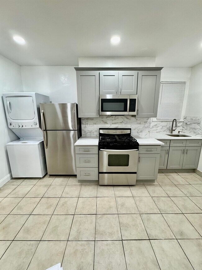 Building Photo - 204 Zabriskie St