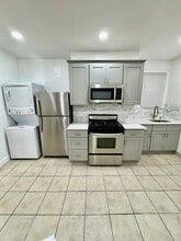 Building Photo - 204 Zabriskie St