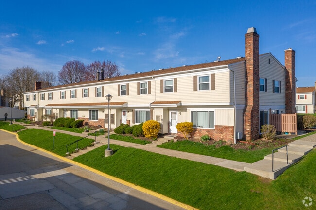 Building Photo - Huntington Hills Townhomes