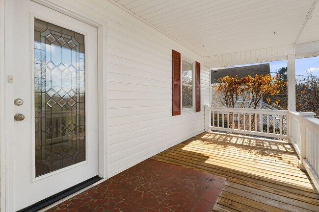 Foto del edificio - Modest East Asheville 3-Bedroom with Garage & Fenced-In Backyard