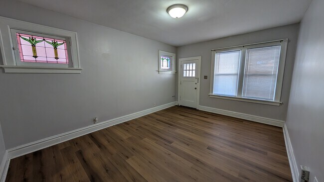 Foto del edificio - 5042 Mardel Ave