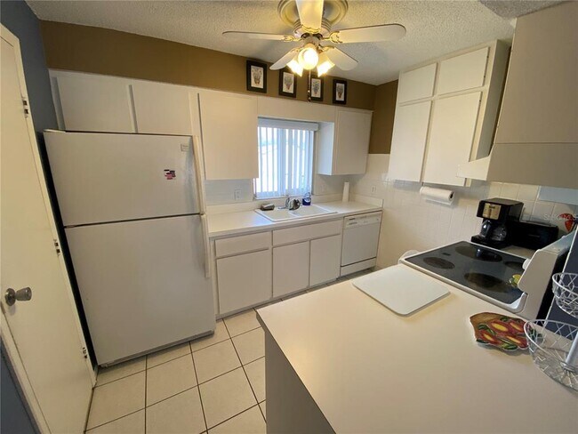 Building Photo - 4215 E Bay Dr