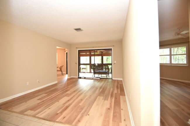 Building Photo - Second floor condo 2/1.5 located at the Fa...