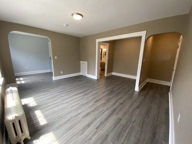 Building Photo - Broadway - 2816 - (Units I - L)