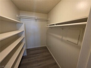 Building Photo - 615 S Royal Crest Cir