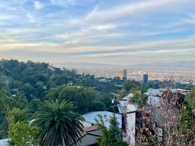 Foto del edificio - 7225 Pacific View Dr