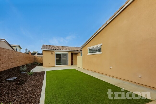 Building Photo - Tricon Corona