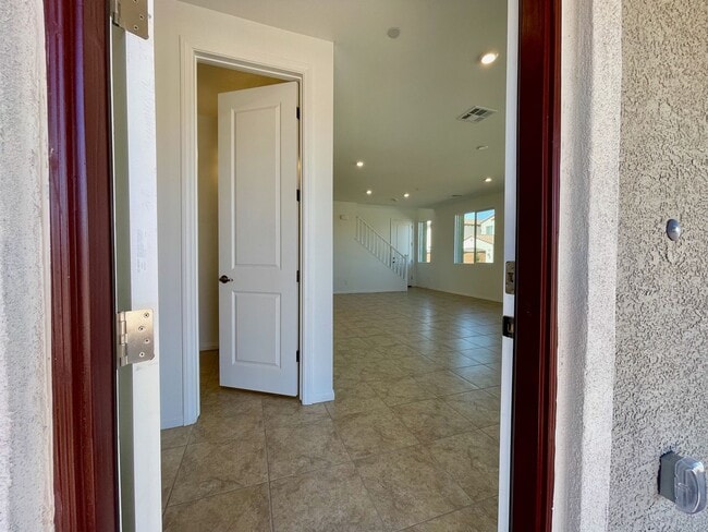 Building Photo - BRAND NEW 3 BED 2.5 BATH 2 CAR GARAGE TOWN...