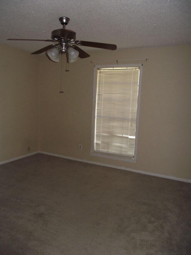 Building Photo - 105 Amelia Dr