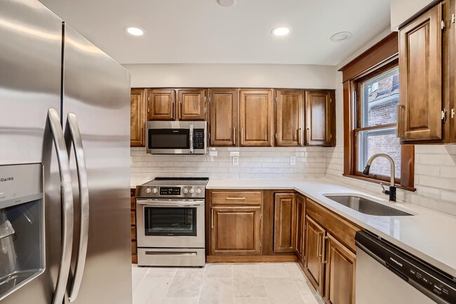 Building Photo - Charming Highland home near shops at Tennyson