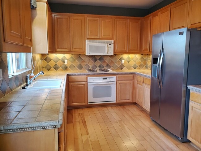 Building Photo - Huge 2 Bedroom House with separate Office ...