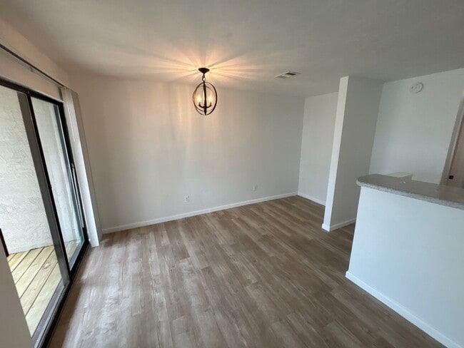 Foto del edificio - 2 Bedroom 2 1/2 bath in the Lakes Townhome Community! Complete Remodel!