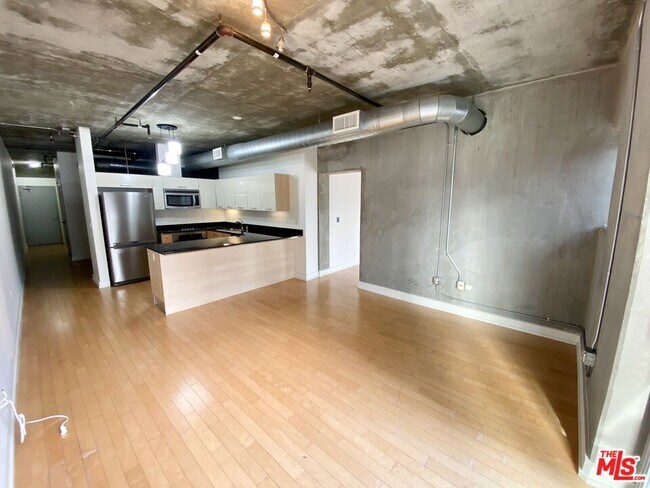 Foto del edificio - 645 W 9th St