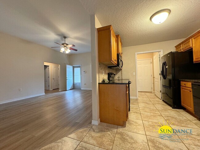 Building Photo - Beautiful 3 bedroom single story 5 minutes...