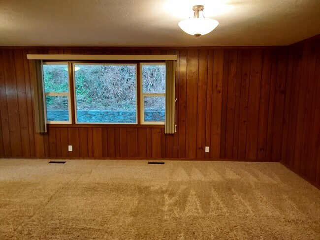Spacious Living rooms - 3285 Gibson Rd NW