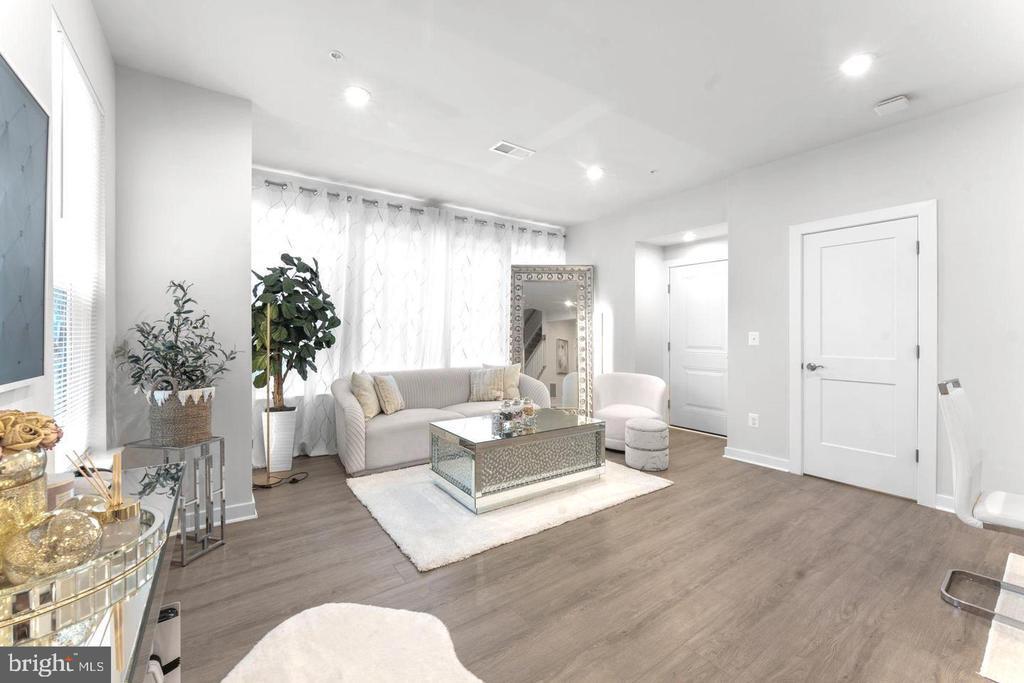 Foto principal - 43785 Transit Sq