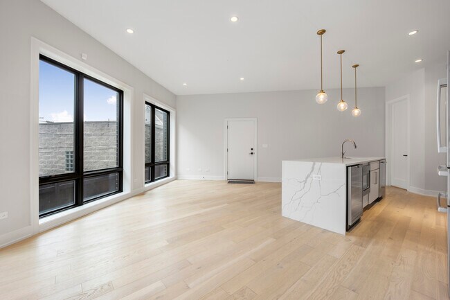 Building Photo - 2034 N Avondale Ave