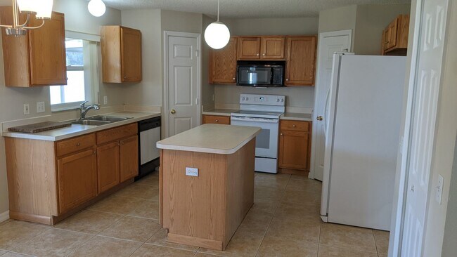 Foto del edificio - Spacious 4 Bed home w/ office in Wetherbee...