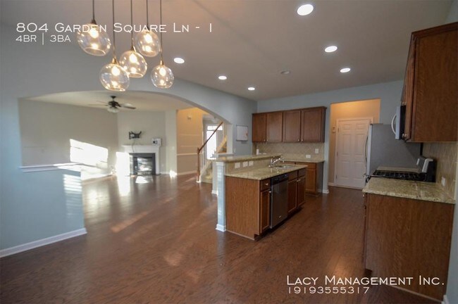 Building Photo - 804 Garden Square Ln