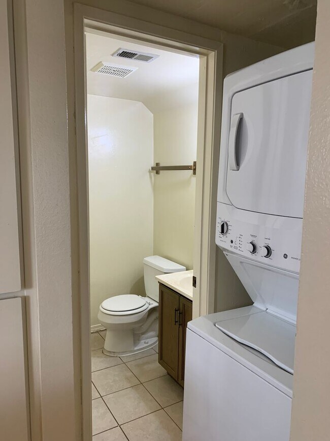 Building Photo - El Cajon Townhouse 2 br 1.5 bath