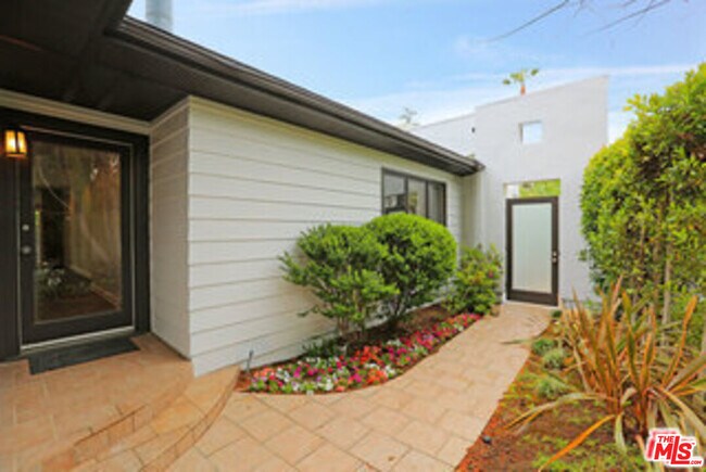 Foto del edificio - 8049 Briar Summit Dr