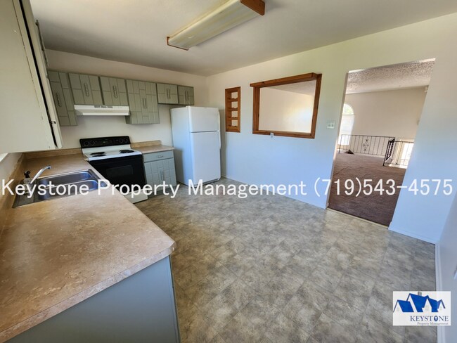 Building Photo - Charming Townhome in Pueblo West – Comfortable & Convenient Living $1300/$1300