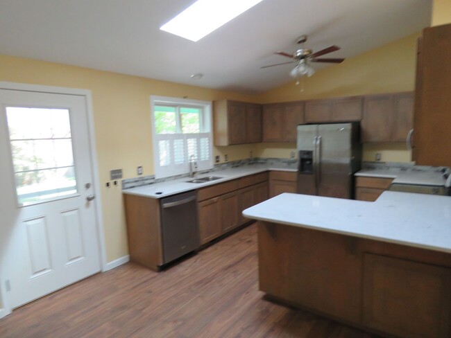 Building Photo - Fantastic 3 Bedroom/ 2 Bath Santa Clara home!