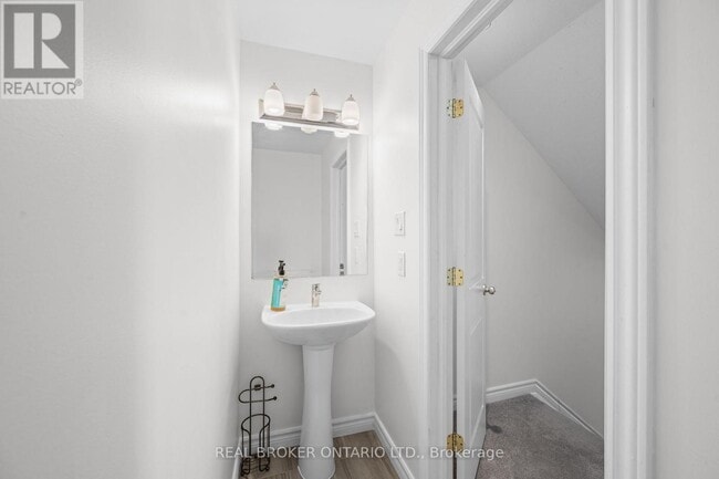 Building Photo - 66 Fallengale Cres