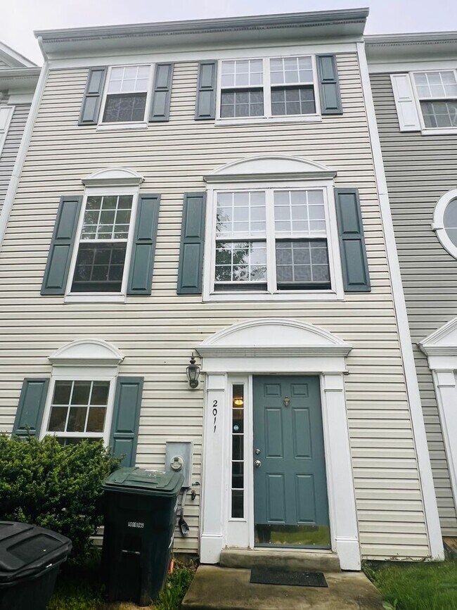 Foto del edificio - Amazing 5 BR/3 BA Townhome in Randle Heights!