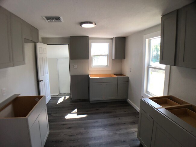 Building Photo - 2 bedroom one bath