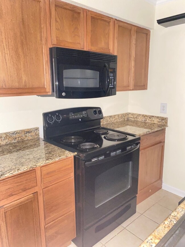 Building Photo - Beautiful Lake Plaza 1 Bedroom / 1 Bath Condo - Awesome Location