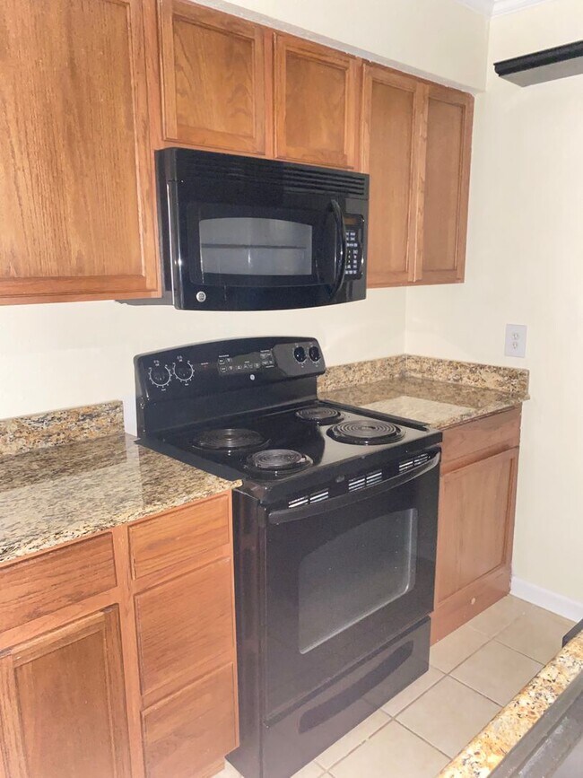 Foto del edificio - Beautiful Lake Plaza 1 Bedroom / 1 Bath Condo - Awesome Location