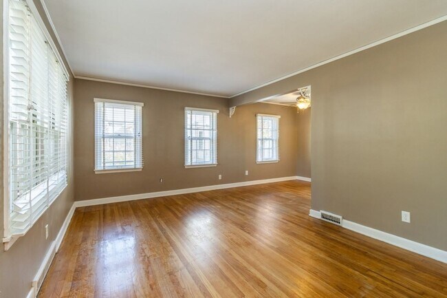 Building Photo - CHARMING HOME IN BEAVERDALE!! 2 Bed, 1 Bath in Des Moines